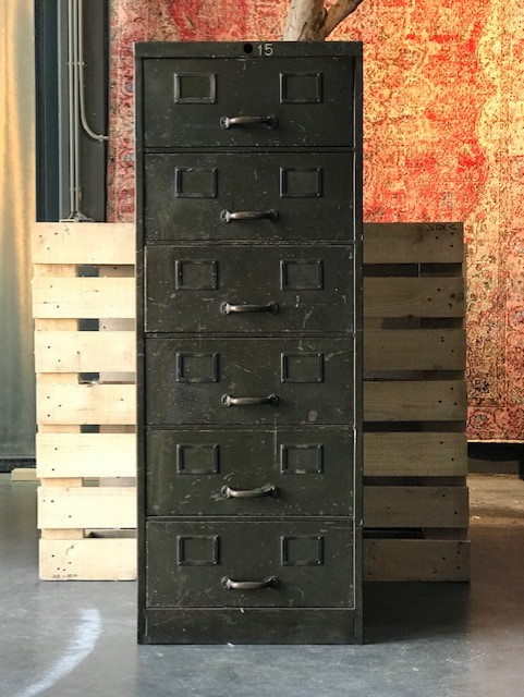 Metalen ladenkast, oorspronkelijk van Waterleidingbedrijf Rotterdam 136cm hoog x 50cm breed x 60cm diep