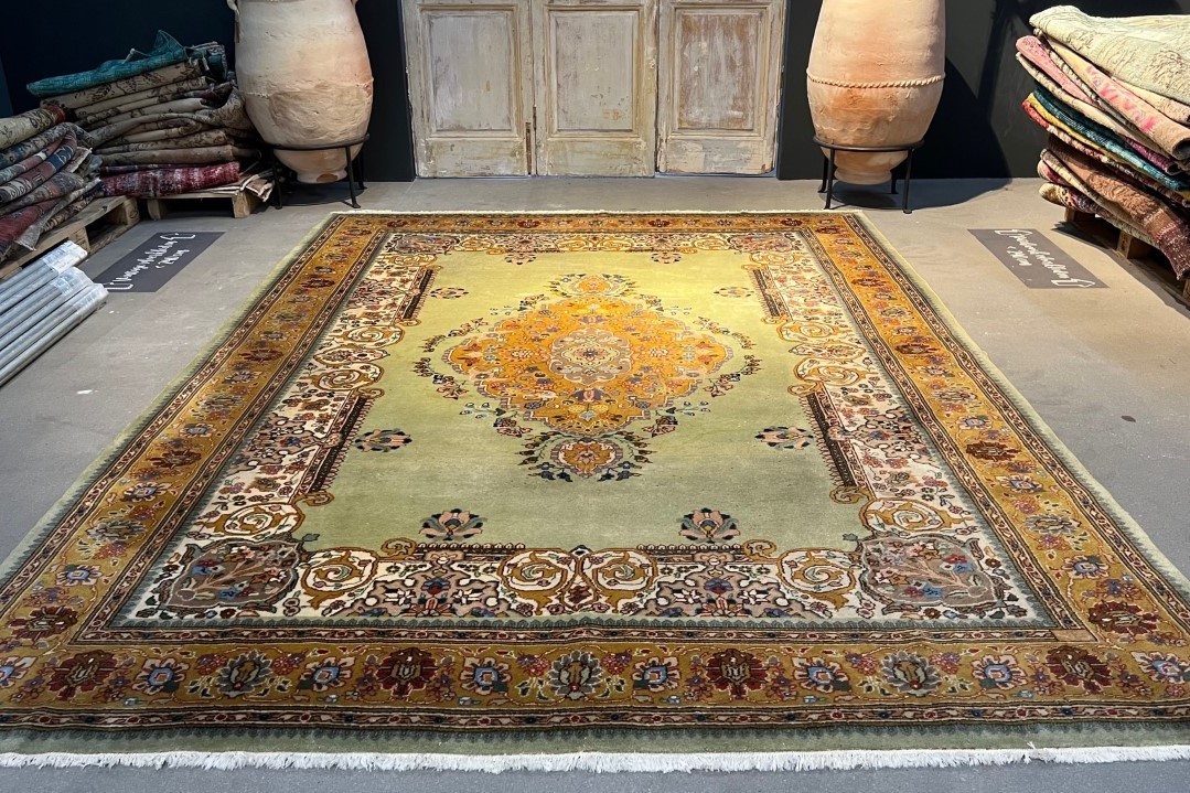 Sale ongeschoren Tabriz vloerkleed, nr.28322 345cm x 250cm Let op! Kleed heeft beschadigingen (zie foto's)